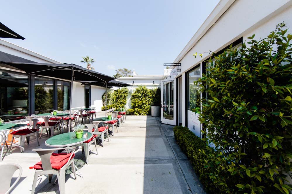 Krisp Juice Bar: Patio seating