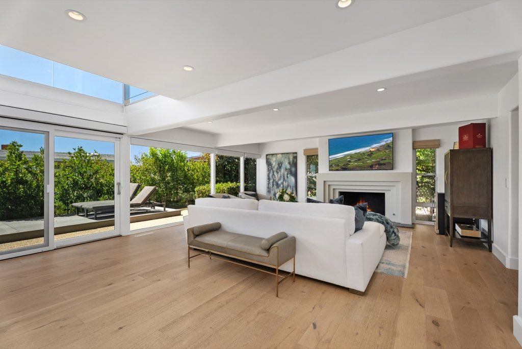 Bluff-top coastal home: Living room