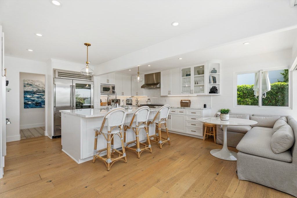 Bluff-top coastal home: Kitchen
