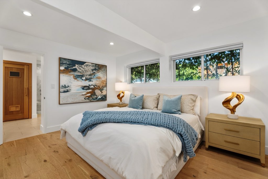 Bluff-top coastal home: Bedroom
