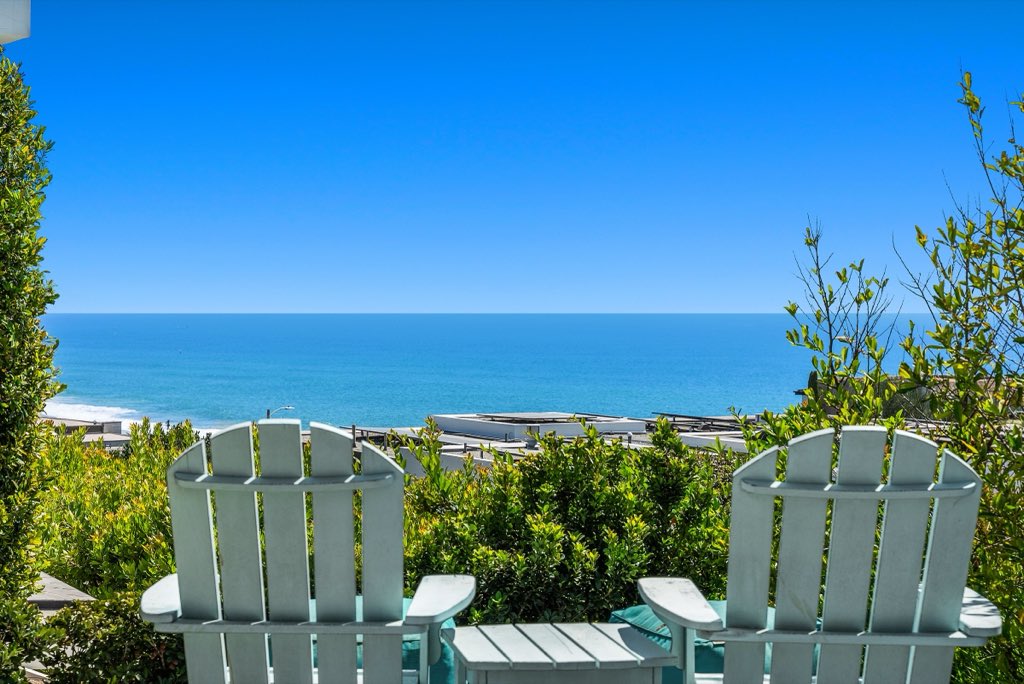 Bluff-top coastal home: Ocean view from the garden
