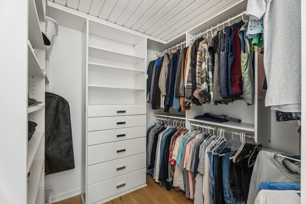 Bluff-top coastal home: Dressing room