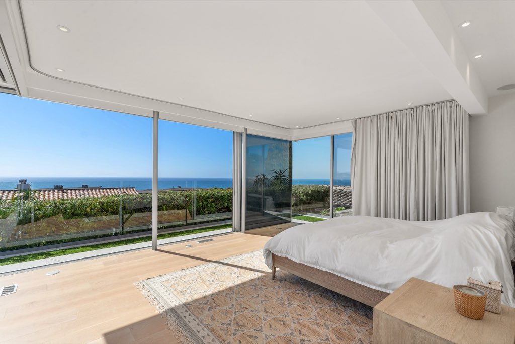 Monarch Bay modern: Bedroom with ocean view