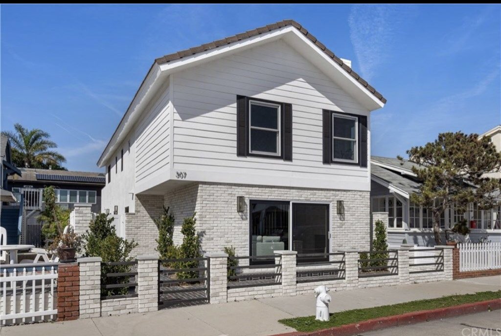 Newport Beach cottage, photo 1 of 9