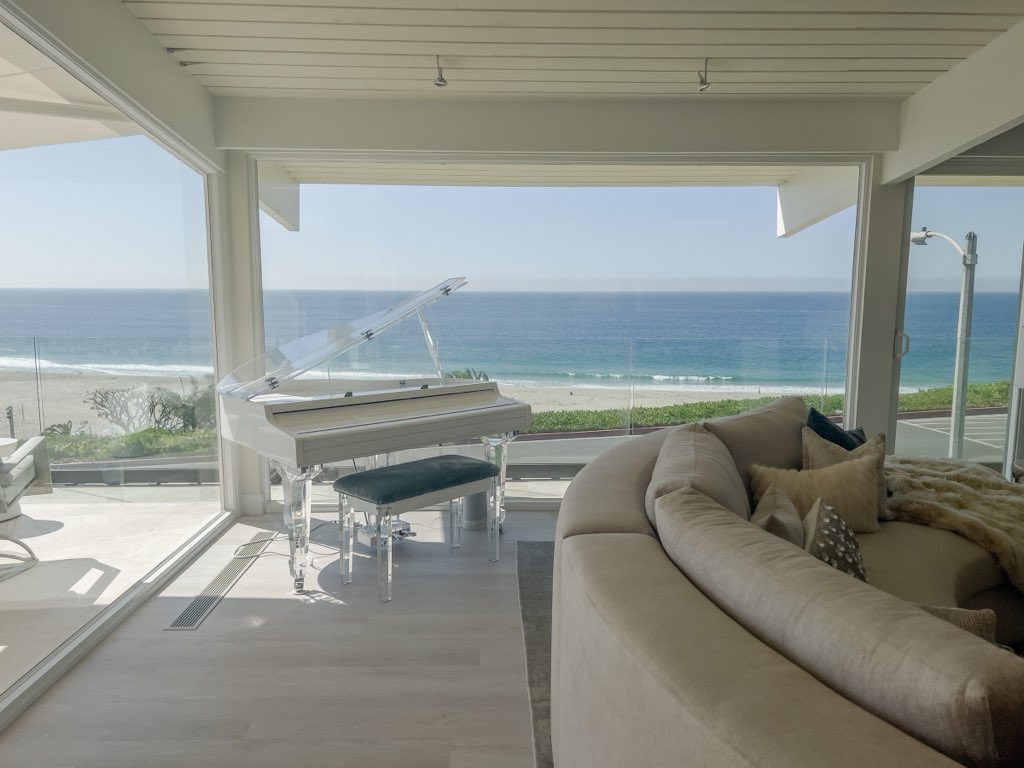 Oceanfront contemporary, photo 3 of 12